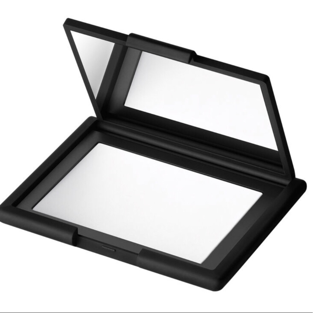 - LIGHT REFLECTING PRESSED SETTING POWDER